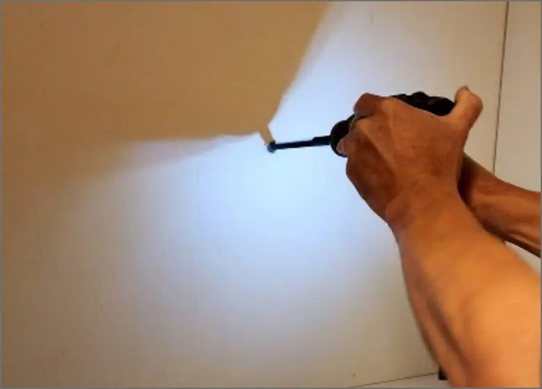 工事の様子：壁の穴あけ作業