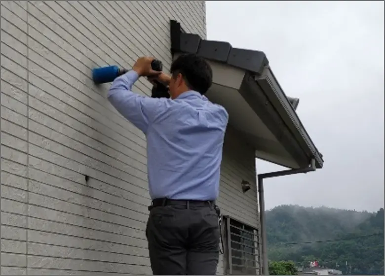 工事の様子：外壁の配管作業