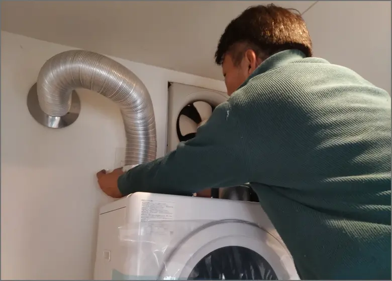 工事の様子：排湿筒の取り付け