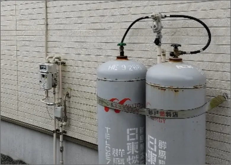 工事の様子：ガスボンベの設置